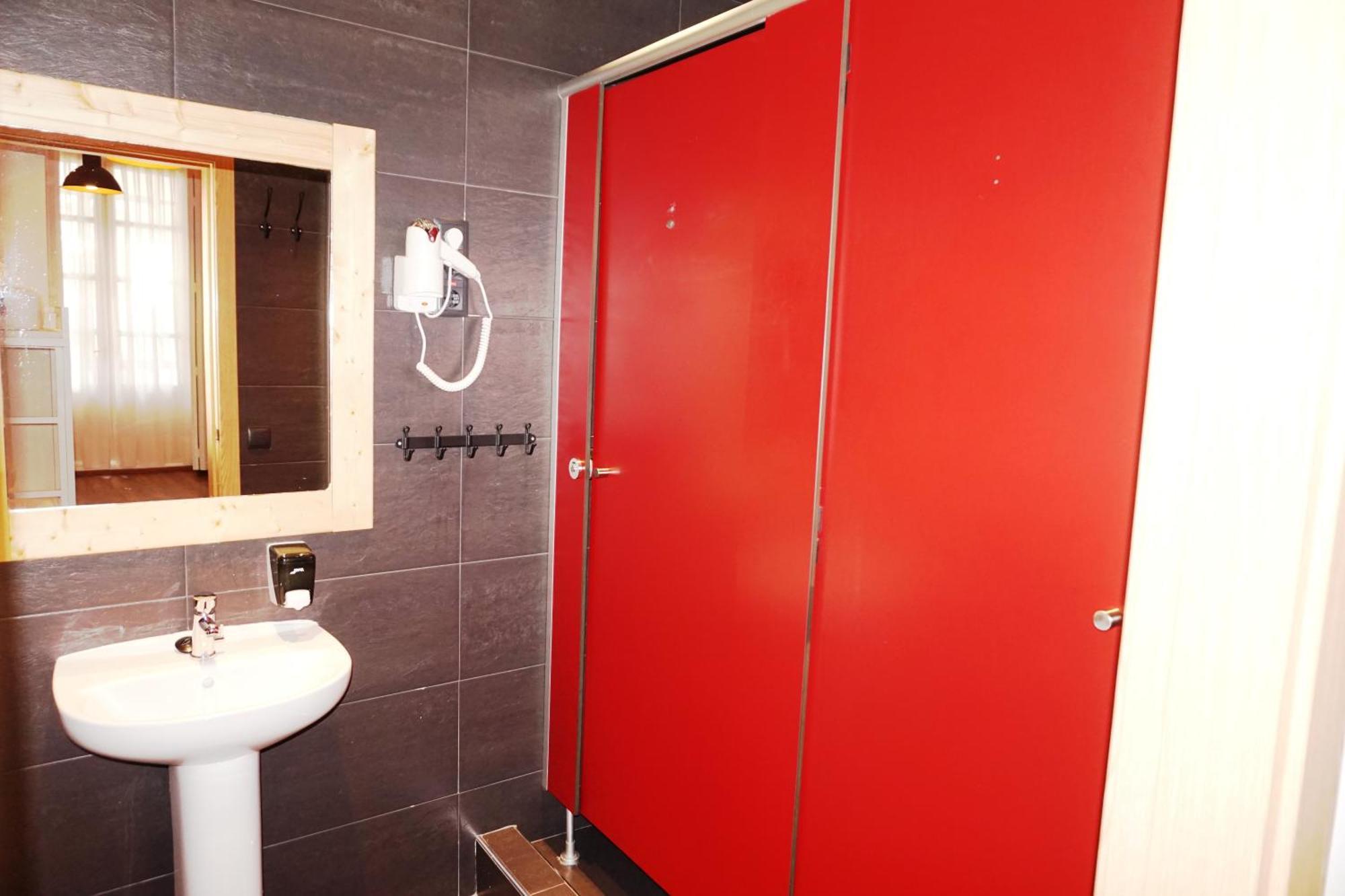 Far Home Atocha Madrid Exterior foto