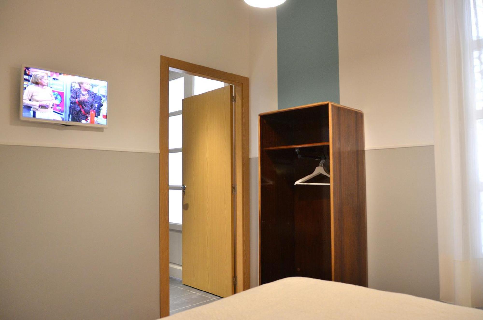 Far Home Atocha Madrid Exterior foto