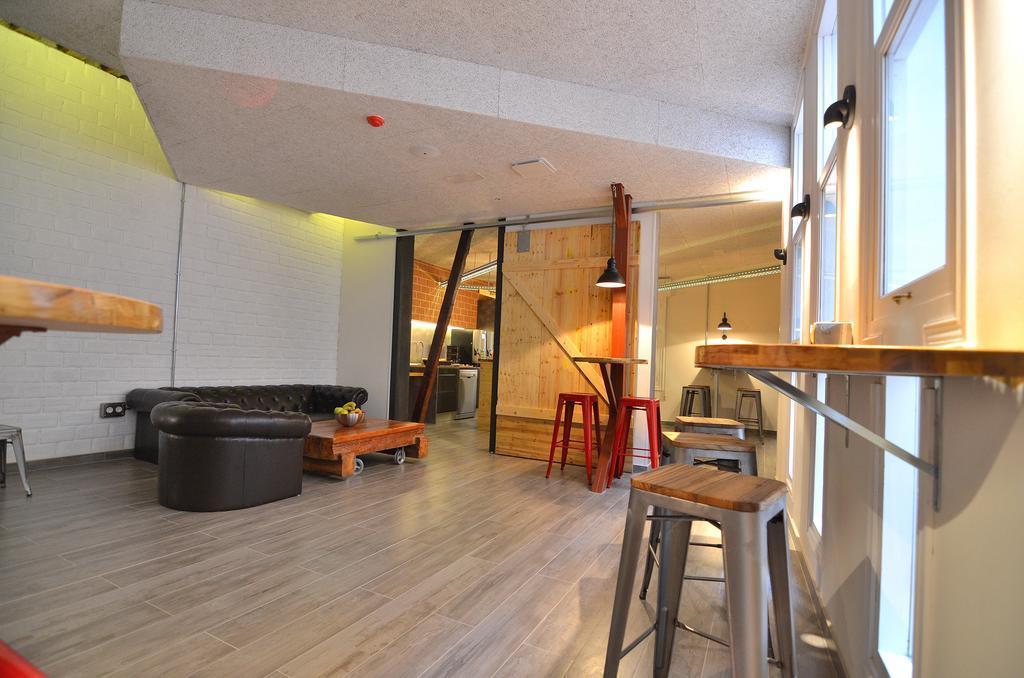Far Home Atocha Madrid Exterior foto