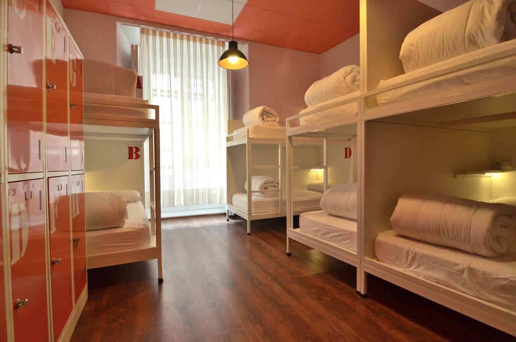 Far Home Atocha Madrid Exterior foto