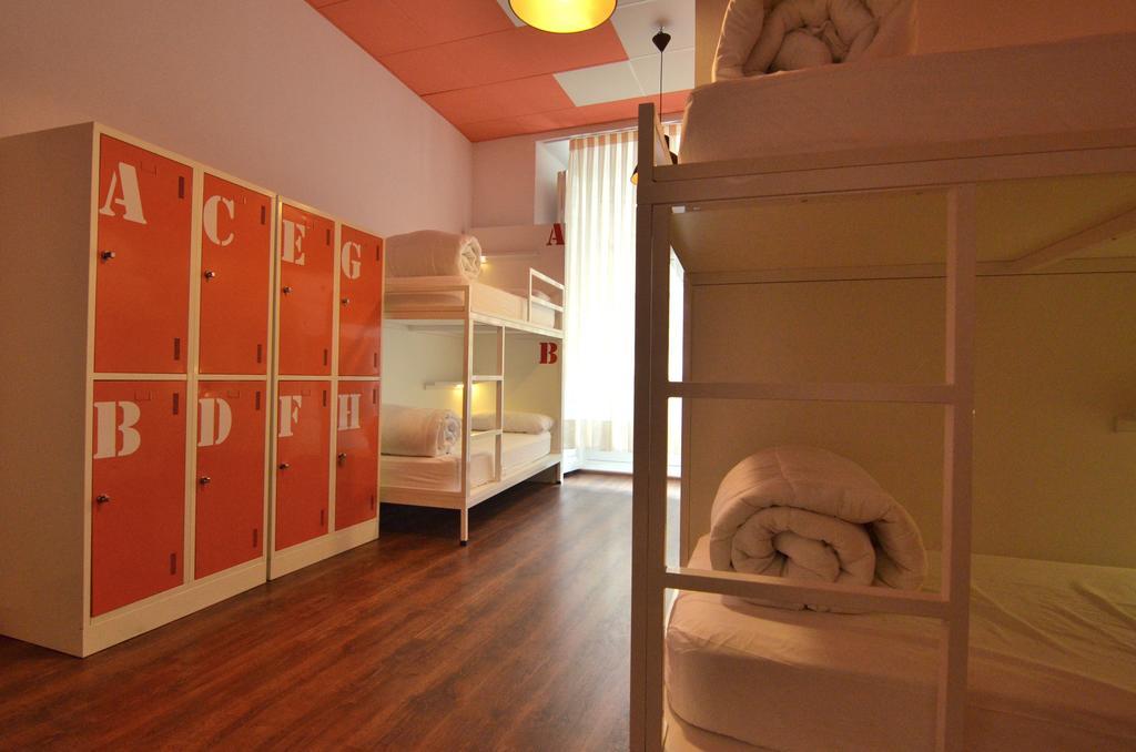 Far Home Atocha Madrid Exterior foto
