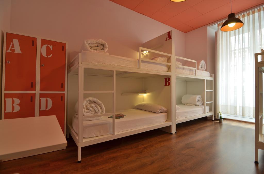 Far Home Atocha Madrid Exterior foto