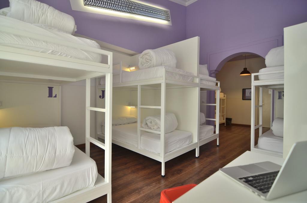Far Home Atocha Madrid Exterior foto