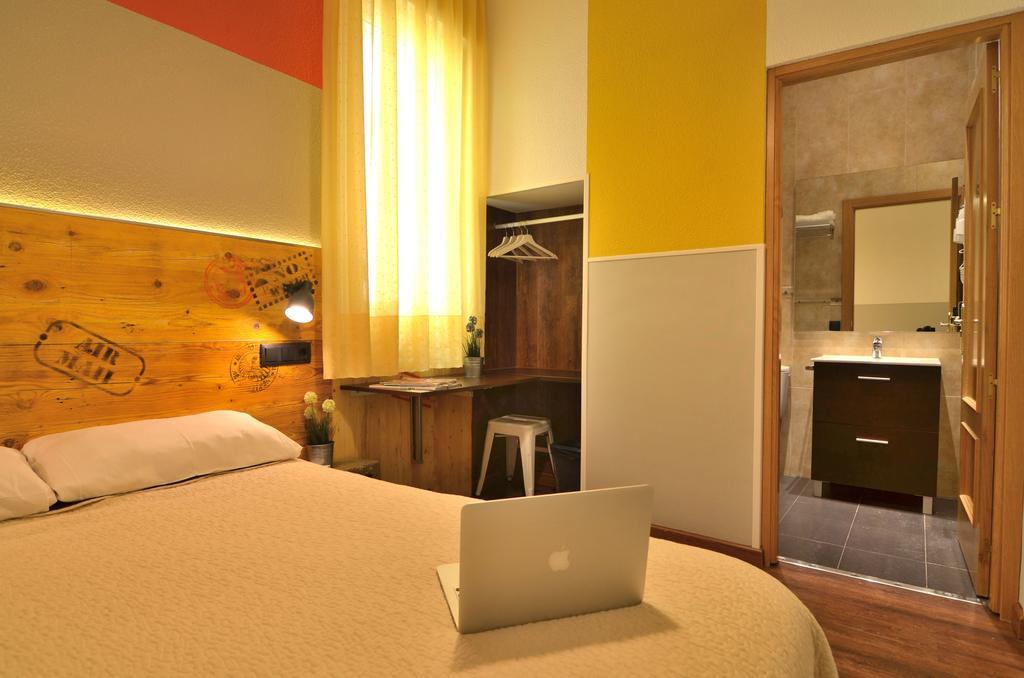 Far Home Atocha Madrid Exterior foto