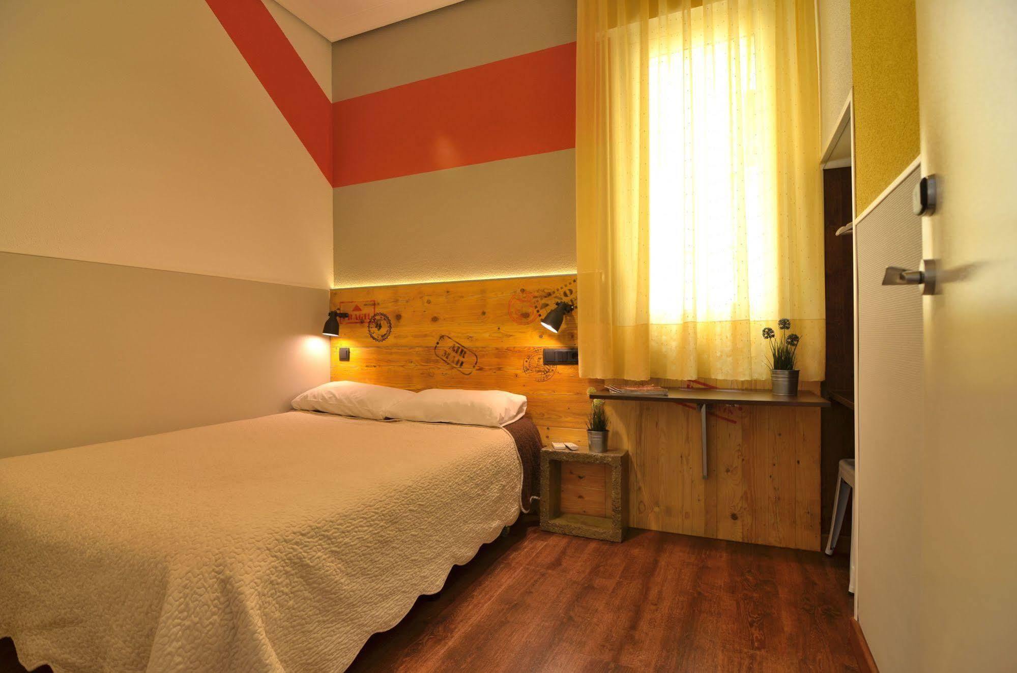 Far Home Atocha Madrid Exterior foto