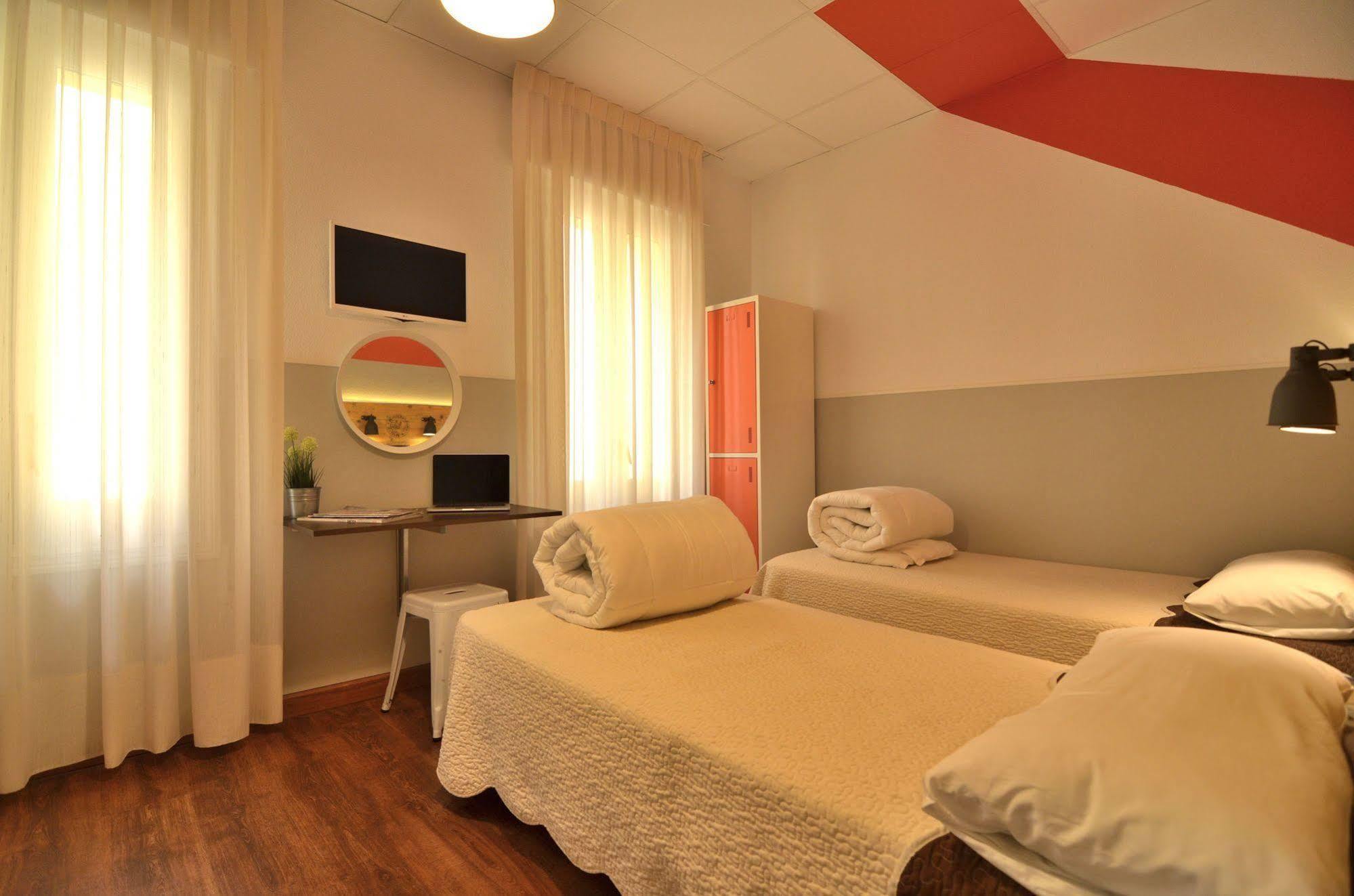 Far Home Atocha Madrid Exterior foto
